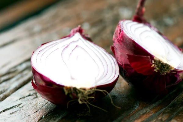 Fresh red onions on an old wooden table horizontal view — Stock Photo, Image