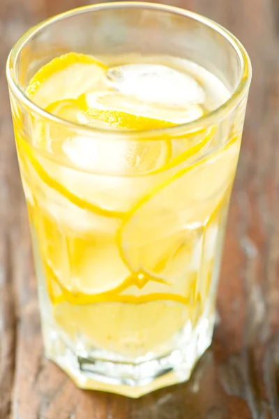 Ev yapımı limonata dikey bir bardak — Stok fotoğraf