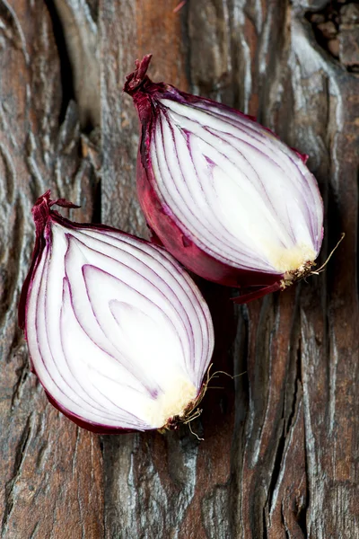 Cebollas rojas recién cortadas en una mesa de madera — Foto de Stock