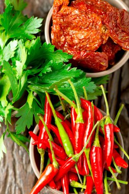 Tahta masada sebzeler