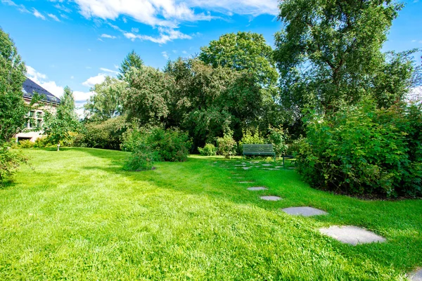 Bänk i en trädgård — Stockfoto