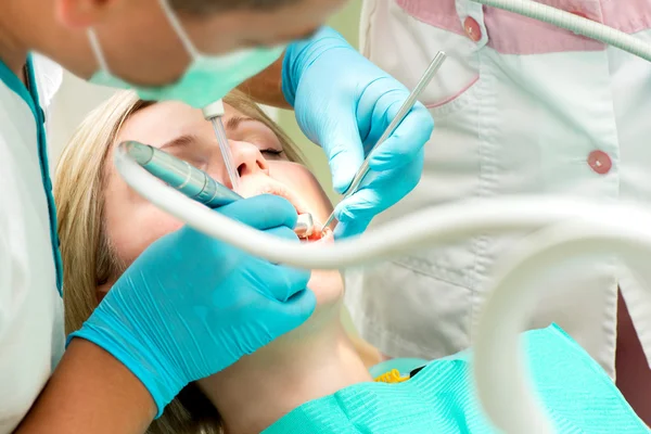 Limpeza dos dentes no consultório do dentista — Fotografia de Stock