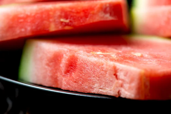 Röd vattenmelon i plattan på träbord — Stockfoto