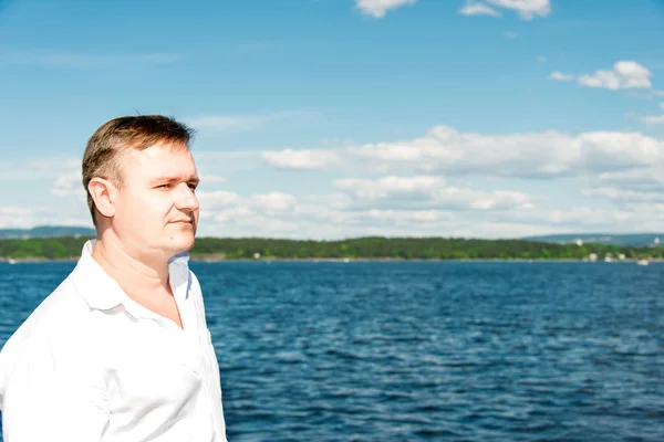 Man stående med havet på bakgrund — Stockfoto