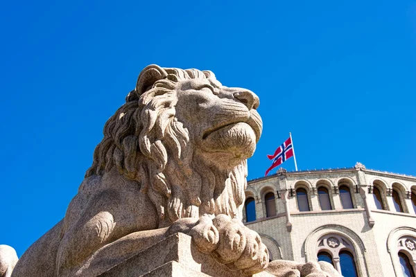 Estatua de León cerca de Storting — Foto de Stock