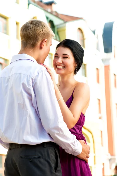 Joven pareja loughing en la calle —  Fotos de Stock