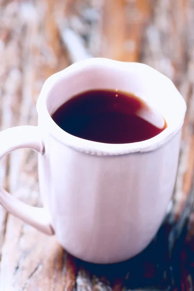 Taza de café sobre mesa de madera — Foto de Stock