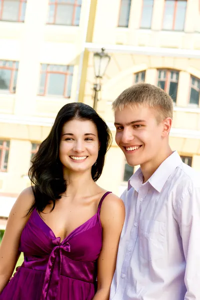 Joven pareja sonriente en la calle —  Fotos de Stock
