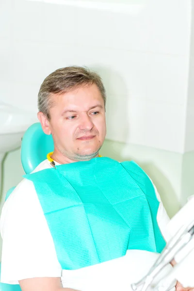 Retrato de homens no consultório odontológico — Fotografia de Stock