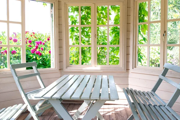 Casa de verano en el interior en día soleado — Foto de Stock