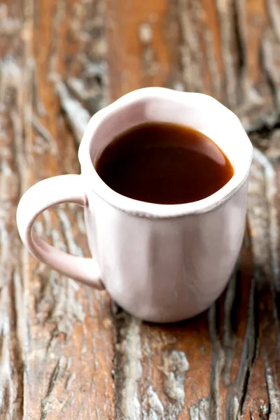 Taza de café sobre mesa de madera — Foto de Stock