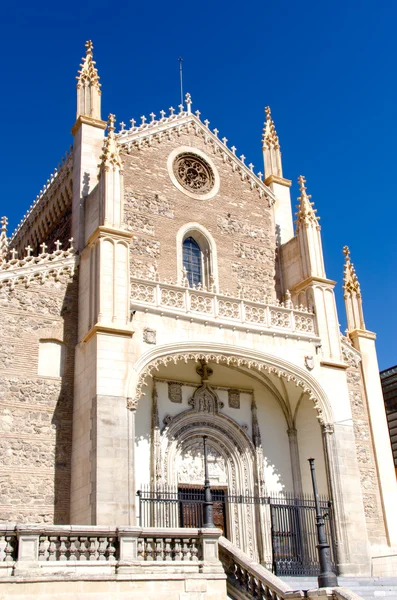 Kyrkan nära prado gallery i madrid — Stockfoto