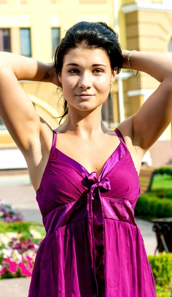 Mujer joven en vestido rojo — Foto de Stock