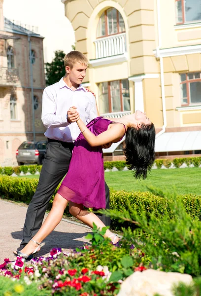 Jeune couple dansant dans la rue — Photo