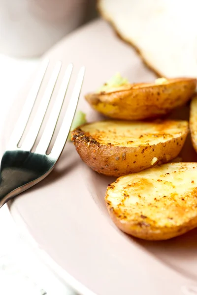 Gebakken aardappel en vork close-up — Stockfoto