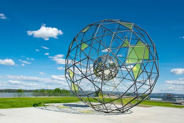 Globe en forme de sculpture métallique — Photo