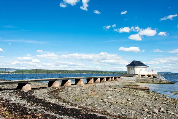 Einsam stehendes Häuschen und Weg am Fjord — Stockfoto