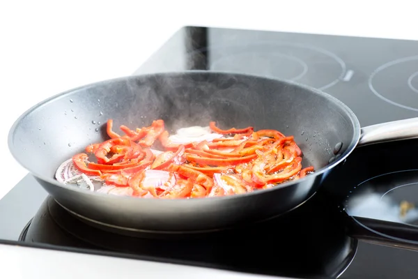 Перемешать жарки овощей в сковороде — стоковое фото