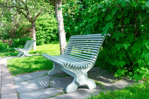 木造公園のベンチ — ストック写真