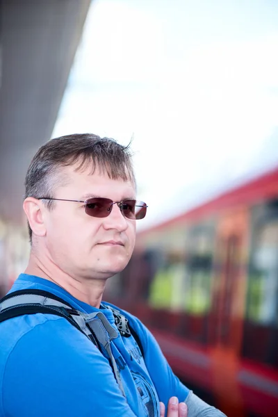 Erkekler üzerinde trainstation portre — Stok fotoğraf