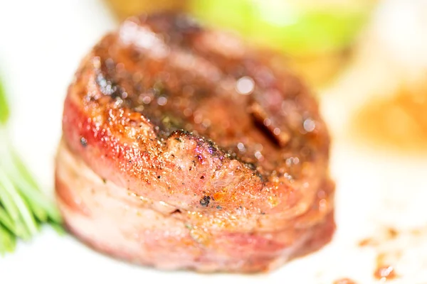 Filete grelhado mignon envolto em bacon — Fotografia de Stock