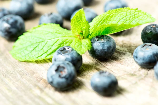 Blaubeeren auf Holztisch — Stockfoto