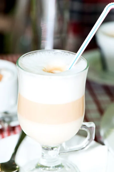 Cappuccino en capas en una taza de vidrio transparente —  Fotos de Stock