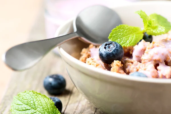 Cereal con yogur y cuchara de arándanos frescos — Foto de Stock