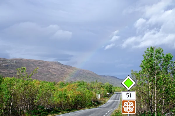 Arcobaleno su strada panoramica 51 orizzontale — Foto Stock