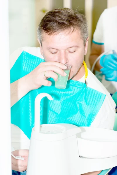 Homens no consultório odontológico — Fotografia de Stock