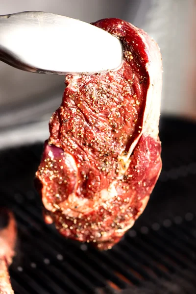 Grilling steak — Stock Photo, Image