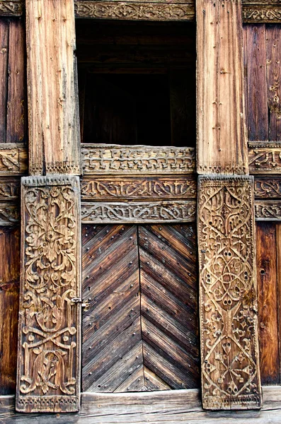 Old carved traditional Norwegian door — Stock Photo, Image