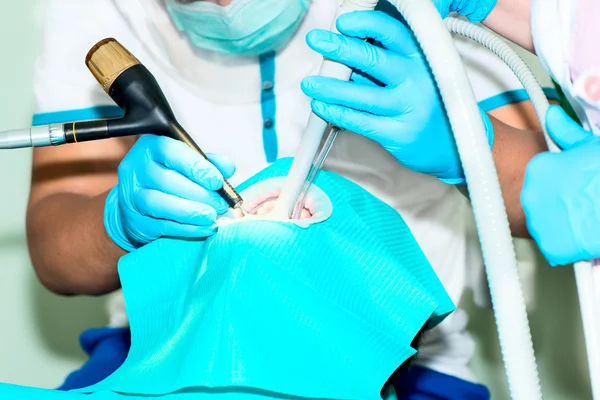 Dentista e seu assistente de polimento de dentes — Fotografia de Stock