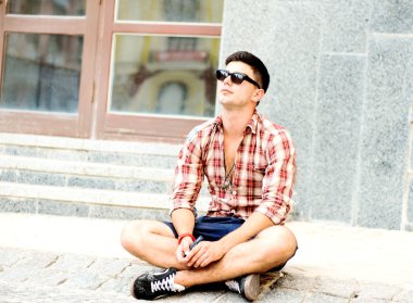 Bahar güneşi üzerinde güneşlenme adam