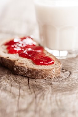 çilek reçeli ile ekmek