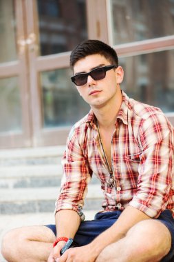 cool görünümlü genç adam