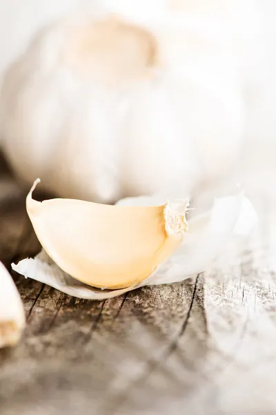 Garlic on wooden table — Stock Photo, Image