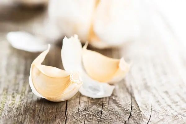 Garlic on wooden table two bulb — Stock Photo, Image