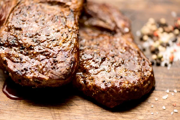 Steaks vom Grill — Stockfoto