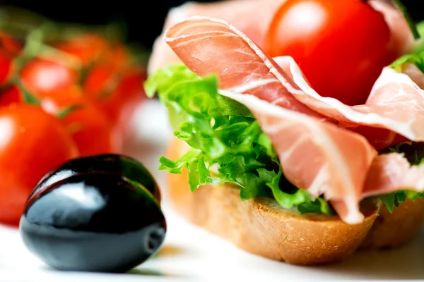 Sandwiches with prosciutto with olive — Stock Photo, Image