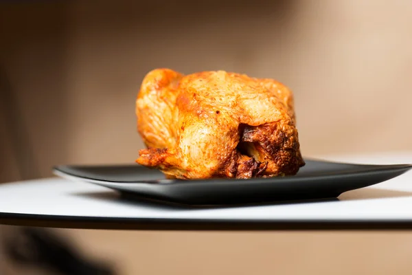 Pollo asado en plato — Foto de Stock