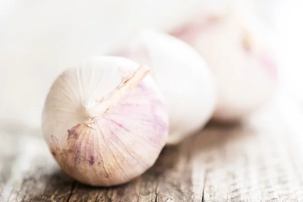 Knoblauch auf dem Tisch — Stockfoto