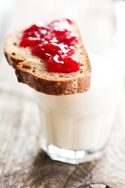 Pan con mermelada de fresa y vaso de leche —  Fotos de Stock