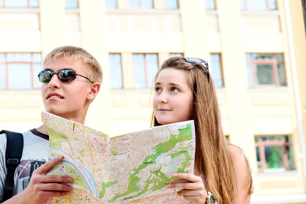 Par turister med karta — Stockfoto