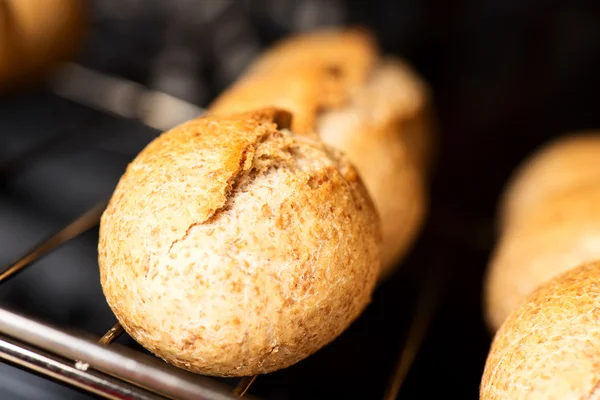 Brot im Ofen — Stockfoto