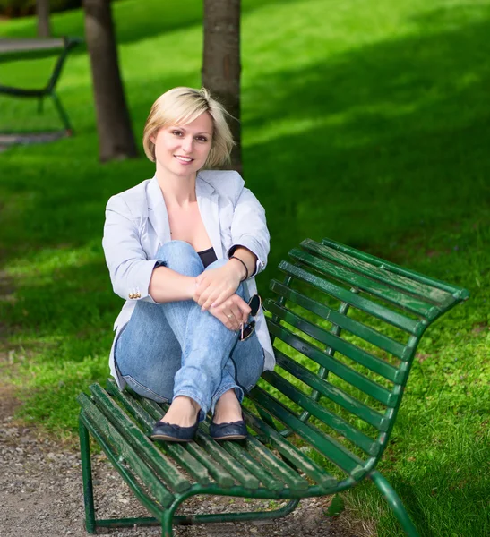 Žena na lavičce — Stock fotografie