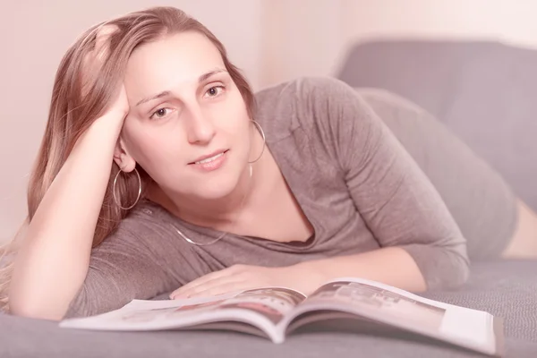 Vrouw op bed — Stockfoto