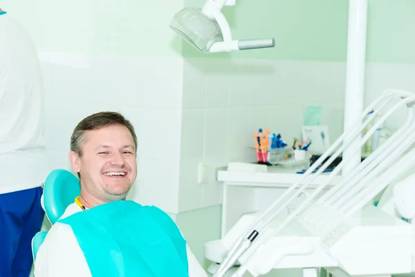 Smiling patient at the dentist office — Stock Photo, Image