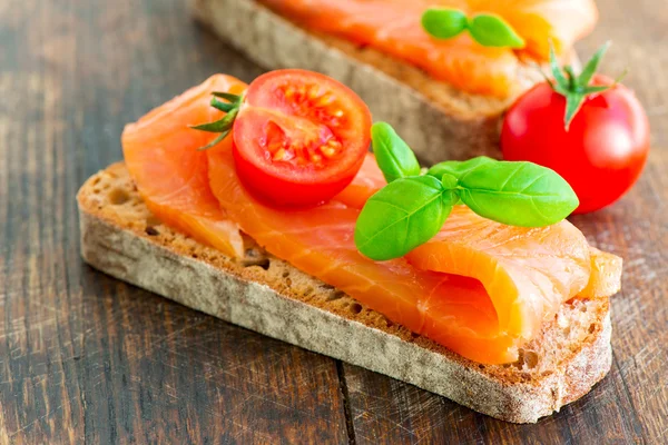 Lachsbrötchen — Stockfoto