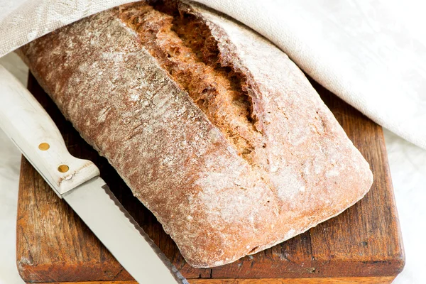 Pane fatto in casa con coltello da pane — Foto Stock